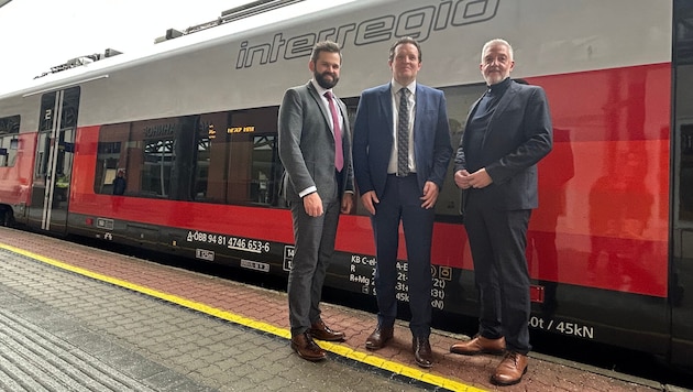 Präsentation am Bahnhof Wörgl: Projektleiter Friedrich, Zumtobel, Dilitz (v. li.).