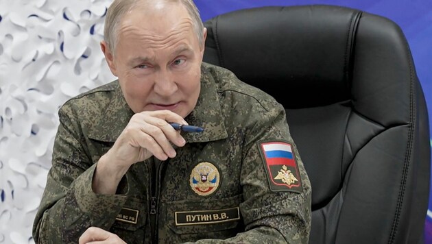 Kemlchef Wladimir Putin unterstrich seine Drohung mit seinem Militäroutfit.