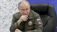 Kemlchef Wladimir Putin unterstrich seine Drohung mit seinem Militäroutfit.