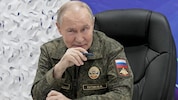 Kemlchef Wladimir Putin unterstrich seine Drohung mit seinem Militäroutfit.