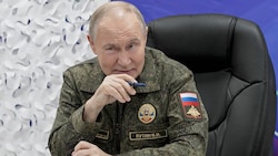 Kemlchef Wladimir Putin unterstrich seine Drohung mit seinem Militäroutfit.