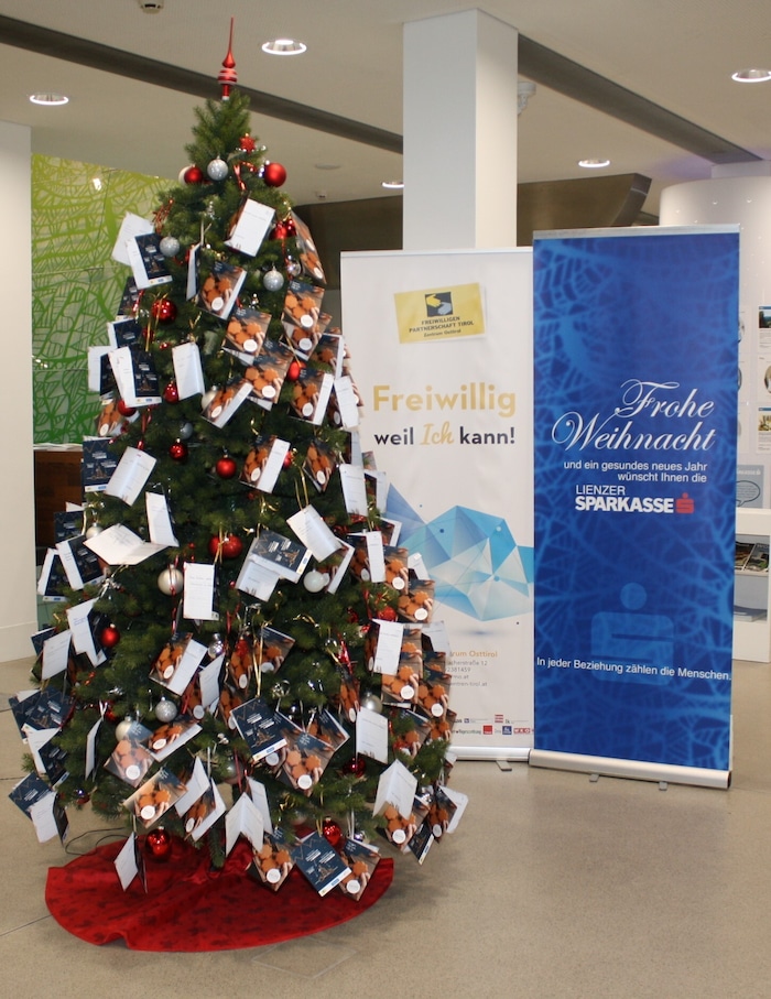 Der Weihnachtswunschbaum steht im Dezember wieder in der Lienzer Sparkasse.