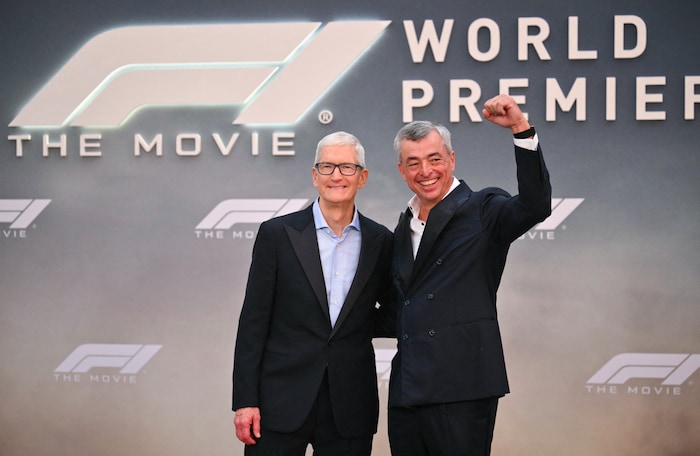 Tim Cook (l.) und Eddy Cue (r.) bei der Premiere von „F1“