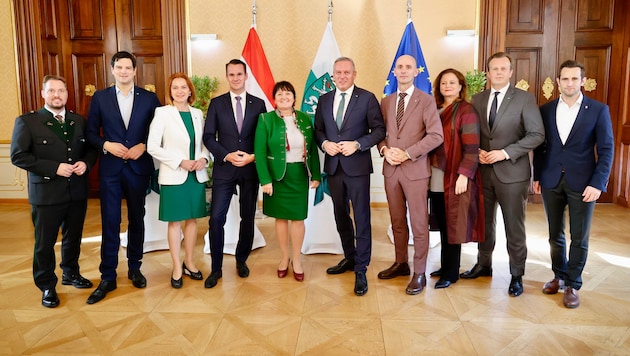 Die blau-schwarze Landesregierung: Hannes Amesbauer, Simone Schmidtbauer, Stefan Hermann, ...