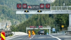 Acht neue Überkopfwegweiser werden entlang der A10 gebaut.