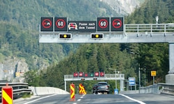 Acht neue Überkopfwegweiser werden entlang der A10 gebaut.