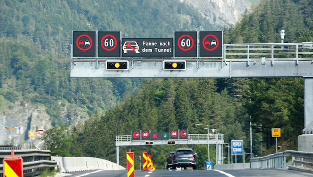 Acht neue Überkopfwegweiser werden entlang der A10 gebaut.
