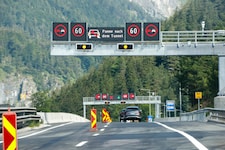 Acht neue Überkopfwegweiser werden entlang der A10 gebaut.