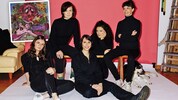 Optisch ganz in schwarz, musikalisch aber dann doch wesentlich bunter unterwegs: Clara Luzia ...