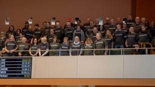 Klatschen, kurze Wortmeldungen und Schlüsselrascheln: Vertreter von LKGmündbleibt und ...