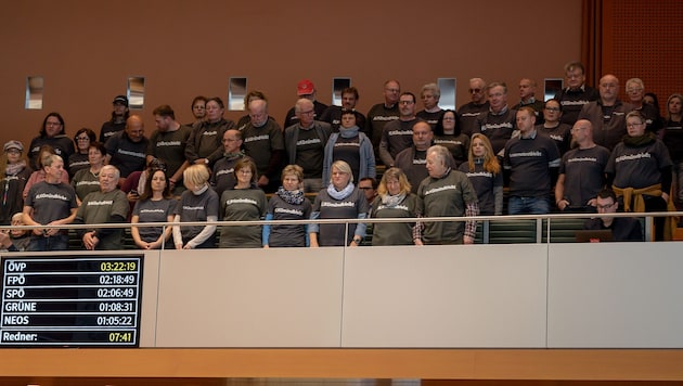 Klatschen, kurze Wortmeldungen und Schlüsselrascheln: Vertreter von LKGmündbleibt und ...