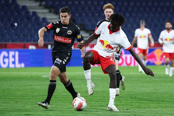 Weberbauer (li.) und Admira verloren im Mai gegen Liefering (re. Diakite).