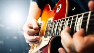 Der Lehrer arbeitete im Krankenstand offenbar an seiner Karriere als Musiker. (Symbolbild)