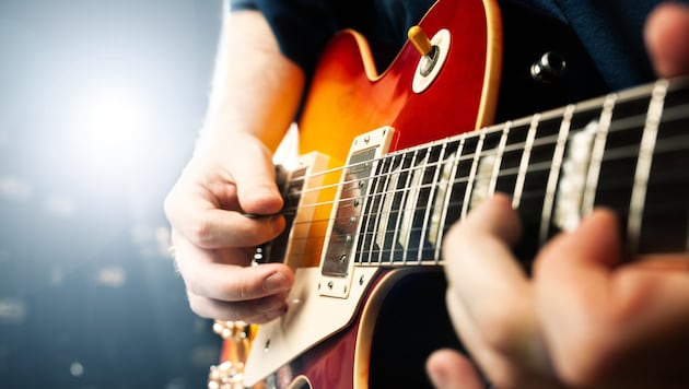 Der Lehrer arbeitete im Krankenstand offenbar an seiner Karriere als Musiker. (Symbolbild)