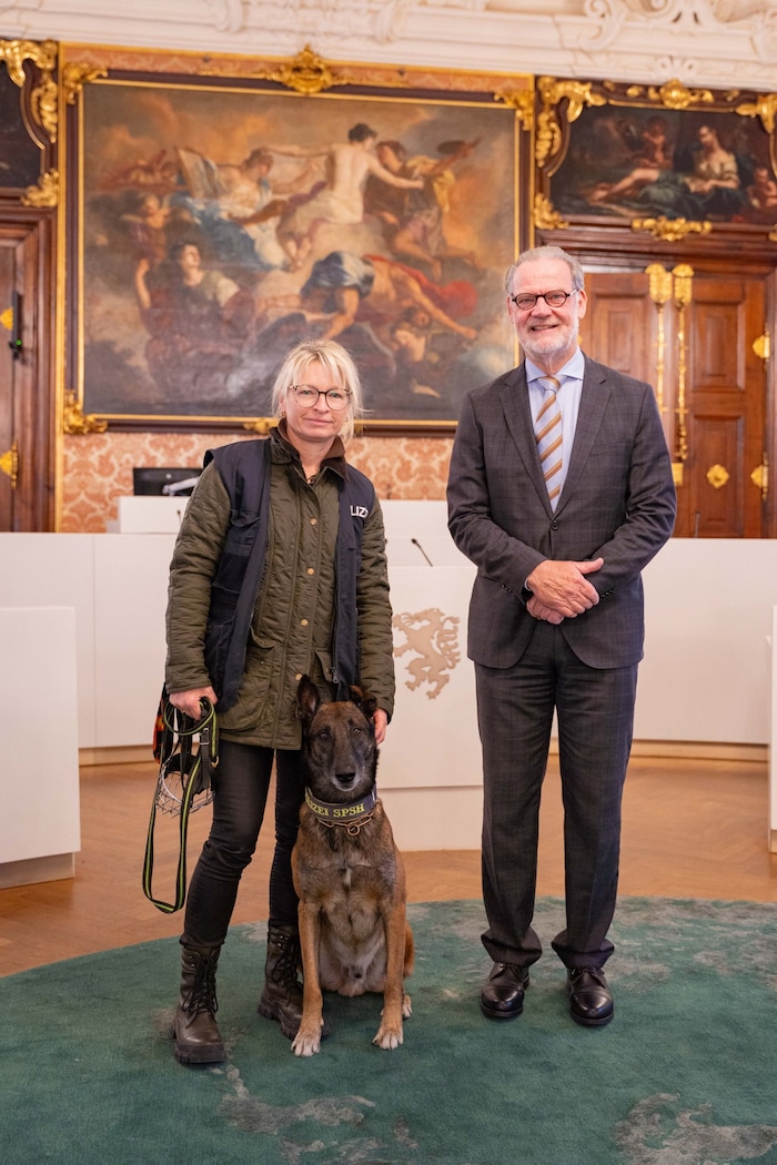 Landtagspräsident Gerald Deutschmann (FPÖ) mit Spürhund „Dodge“.