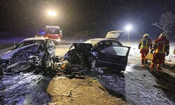 Die Unfallwracks nach dem Frontalcrash