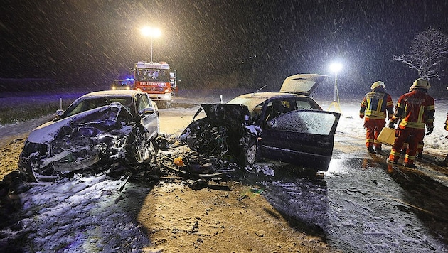 Die Unfallwracks nach dem Frontalcrash