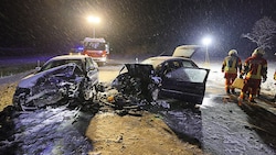 Die Unfallwracks nach dem Frontalcrash