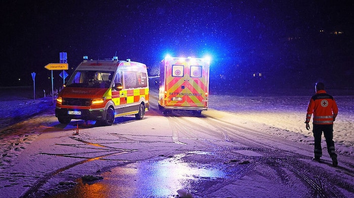 Rotes Kreuz im Einsatz: Die Fahrbedingungen waren winterlich.