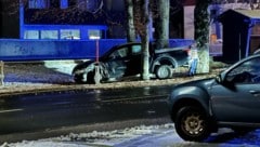 Das Unfallauto verkeilte sich zwischen zwei Bäumen.