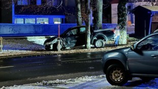 Das Unfallauto verkeilte sich zwischen zwei Bäumen.