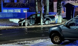 Das Unfallauto verkeilte sich zwischen zwei Bäumen.