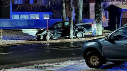 Das Unfallauto verkeilte sich zwischen zwei Bäumen.