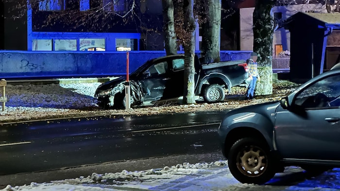 Das Unfallauto verkeilte sich zwischen zwei Bäumen.