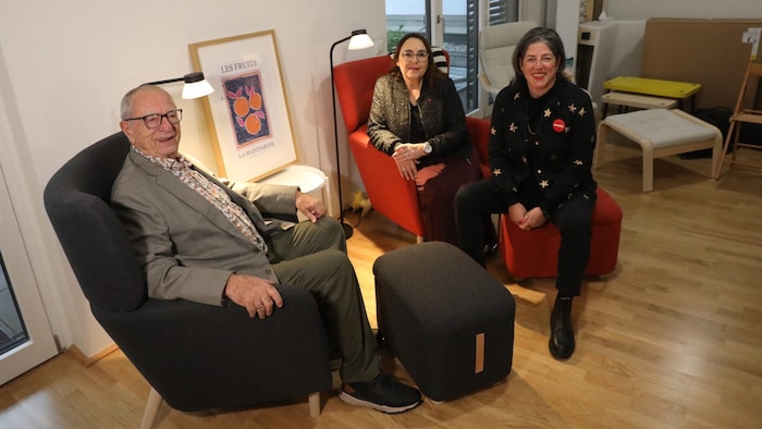 Probesitzen in der WG: Günter Tolar mit Mariahilf-Vize Julia Lessacher und Volkshilfe- ...