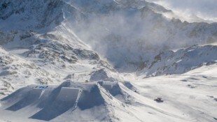 Der Stubaier Gletscher ist beeindruckend, heute für die Skifreestyler aber nicht Weltcup-mäßig ...
