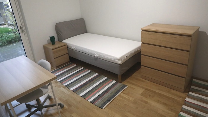 Jedes der sechs Zimmer hat eine Basis-Möblierung, die wie auch der Rest in der Ausstattung der ...