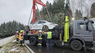 Der schwer havarierte Porsche Taycan musste mit einem Lkw abtransportiert werden.
