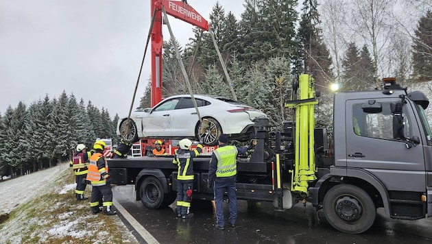 Der schwer havarierte Porsche Taycan musste mit einem Lkw abtransportiert werden.