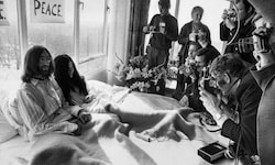 Beatles-Legende John Lennon mit seiner Frau Yoko Ono während der Flitterwochen am 25. März 1969 ...