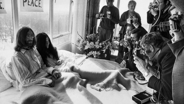 Beatles-Legende John Lennon mit seiner Frau Yoko Ono während der Flitterwochen am 25. März 1969 ...