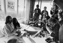 Beatles-Legende John Lennon mit seiner Frau Yoko Ono während der Flitterwochen am 25. März 1969 ...