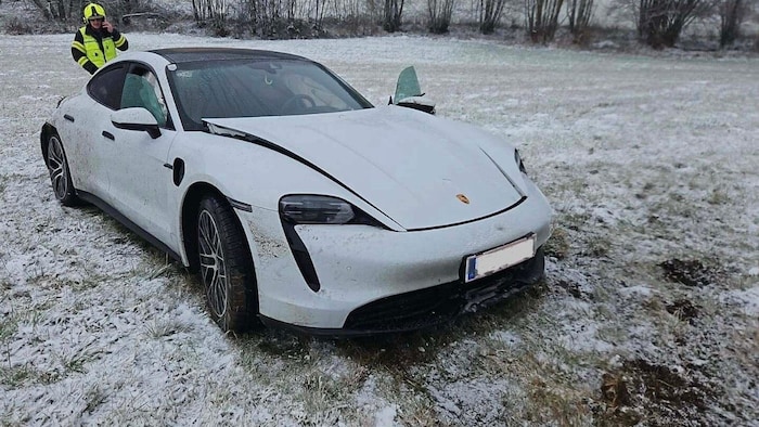 Der Porsche landete nach dem Überschlag wieder auf allen vieren in einer Wiese.