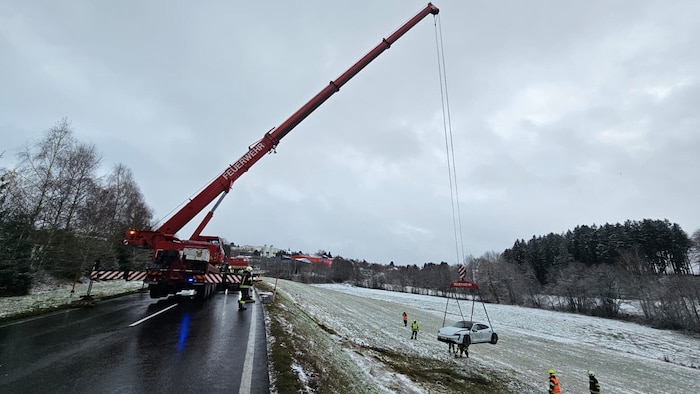 Mit dem Feuerwehrkran konnte das Wrack zurück auf die Straße gehoben werden.