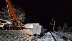 In unmittelbarer Gleisnähe havarierte der Lkw samt Anhänger.