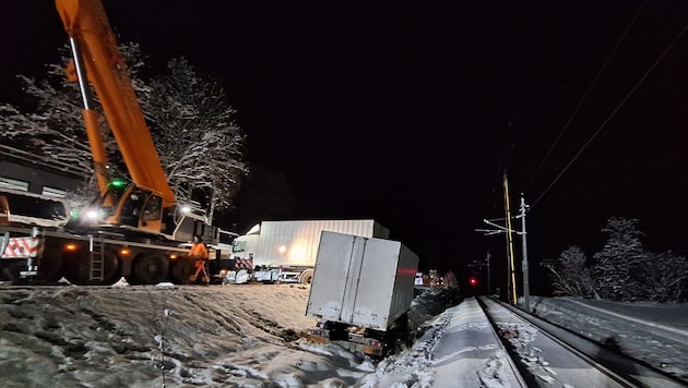 In unmittelbarer Gleisnähe havarierte der Lkw samt Anhänger.