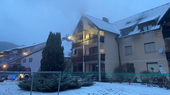 Erste Erkenntnisse deuten darauf hin, dass der Brandherd im Bereich des Bettes bzw. der als ...