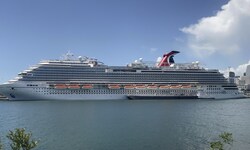 Die „Carnival Horizon“ im Hafen von Miami
