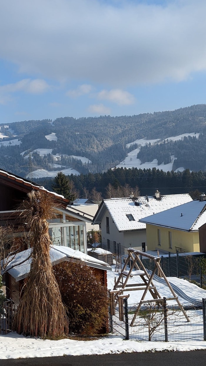 Weiße Schneelandschaft in Langen in Vorarlberg