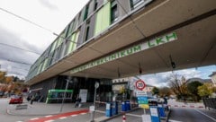 Der 85-jährige Patient wurde ins Salzburger Landesklinikum eingeliefert.