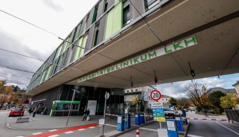 Der 85-jährige Patient wurde ins Salzburger Landesklinikum eingeliefert.