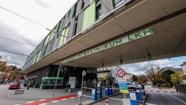 Der 85-jährige Patient wurde ins Salzburger Landesklinikum eingeliefert.