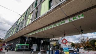 Der 85-jährige Patient wurde ins Salzburger Landesklinikum eingeliefert.