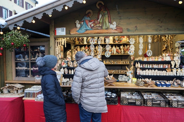 Beim Adventmarkt kann man viele Kleinigkeiten bekommen.