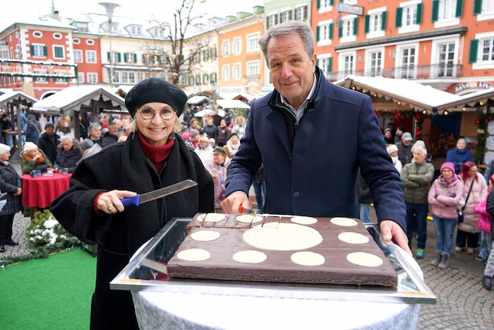 Dieses Jahr griff neben Bürgermeisterin Elisabeth Blanik zum Auftakt des Lienzer Adventmarkts ...