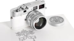 Bei der 47. Leitz Photographica Auction in Wien erzielte eine Leica M-A aus Papst Franziskus’ ...